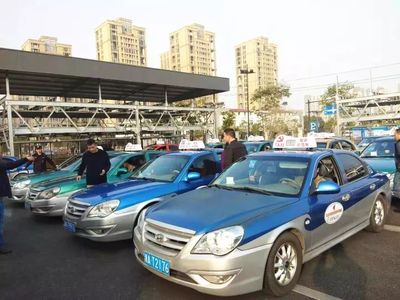 黨員示范引領行業新風尚——杭州外事公司積極參與市巡游出租汽車共產黨員示范車命名儀式，助力國內旅游業務發展
